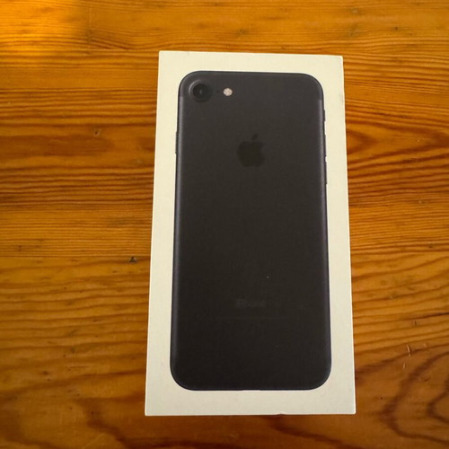 iPhone 7 used, 32GB, black with green silicone case