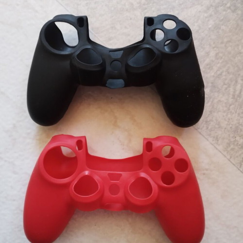 PS4 controller silicone covers like new, black and red, set of 2