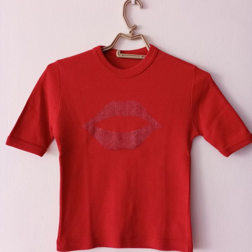 Red ribbed top with glitter lips design like new