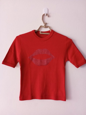 Red ribbed top with glitter lips design like new