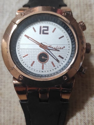 Sports watch gold and black like new