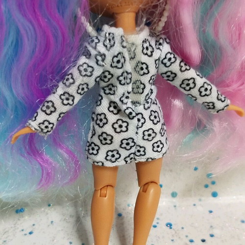 Barbie Extra Mini like new with cracked sunnies