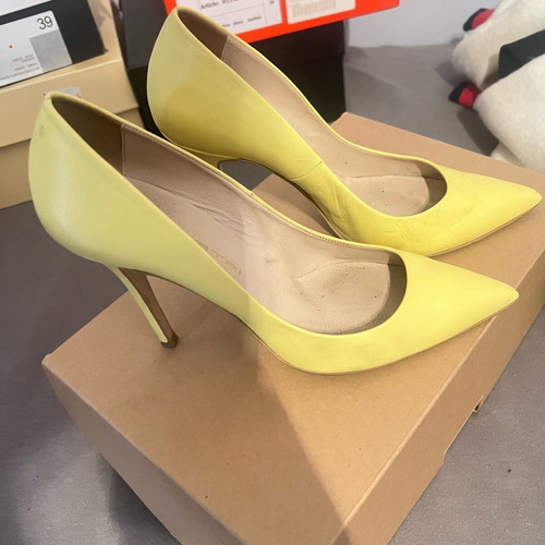 Mourtzi pumps used size 37.5 narrow fit