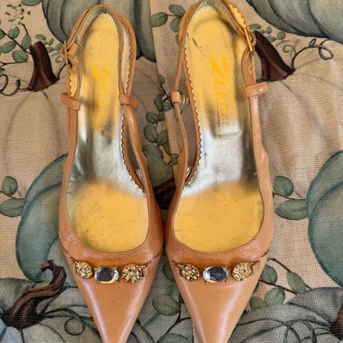 Kitten heels pumps like new, leather, beige, size 39