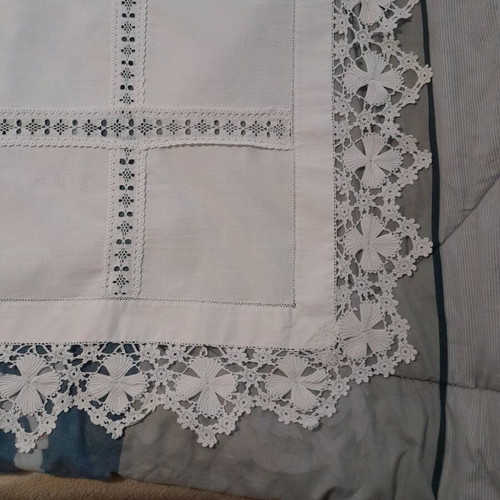 Square tablecloth 137x137 handmade like new with lace