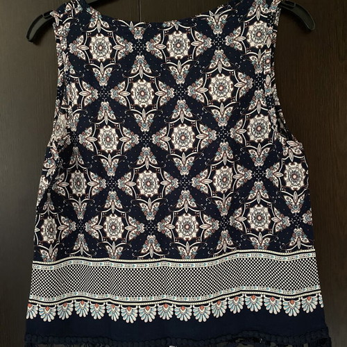Sleeveless summer top like new, size L/XL fitting M