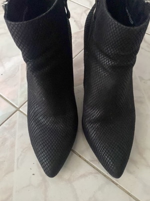 Black ankle boots like new, size 39