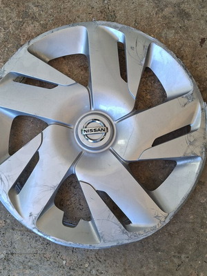 Nissan hubcap used with some cracks 40315 4 F AOA