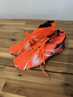 Football shoes new, size 41, orange
