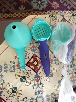 Σουρωτήρια και χωνί Tupperware καινούργια