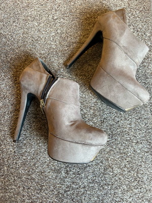 Altramarea high-heeled ankle boots like new, beige suede size 37
