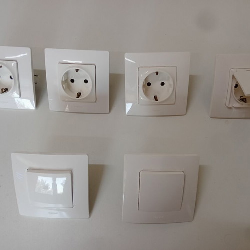 Legrand sockets and switches set like new, 4 sockets + 2 switches