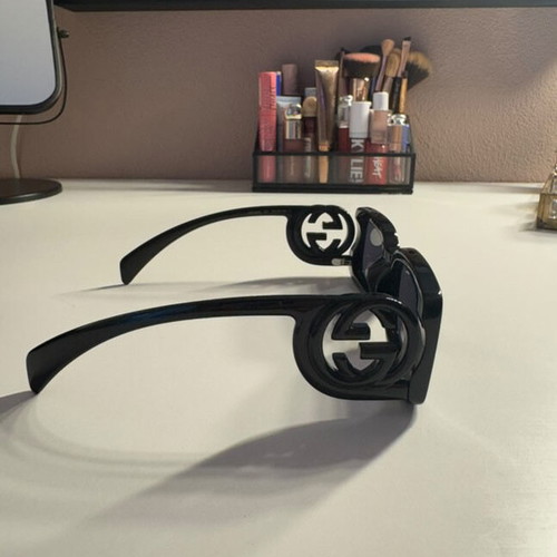 Gucci sunglasses black like new with case and satin dust bag