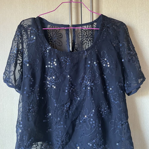 Short-sleeve blouse with transparency and sequins