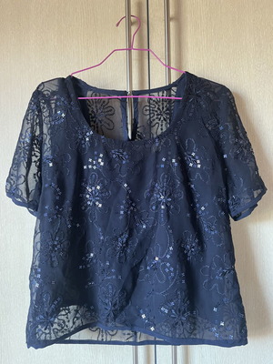 Short-sleeve blouse with transparency and sequins