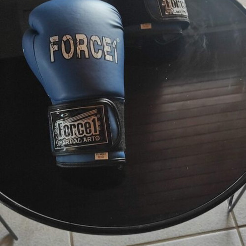 Boxing gloves like new, high quality, with Velcro closure
