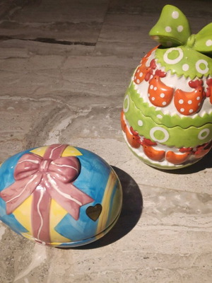 Πασχαλινά κεραμικά αυγά δοχεία καινούργια, με δώρο κεράκι