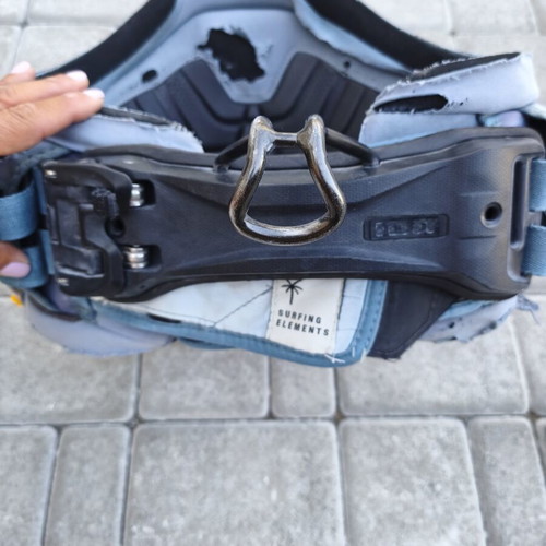 Kitesurf belt ION Apex medium used with spread bar and leash