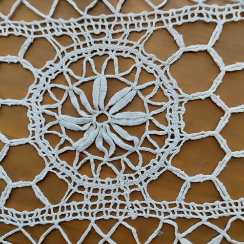 Vintage table runner with bobbin lace in light gray, like new, 80x33 cm