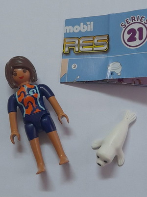 Playmobil серия 21 момиче с бански и тюлен нов