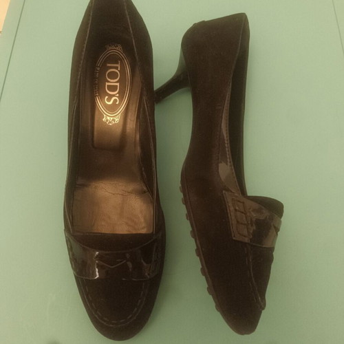 Tod's black suede pumps size 39 like new with low heel