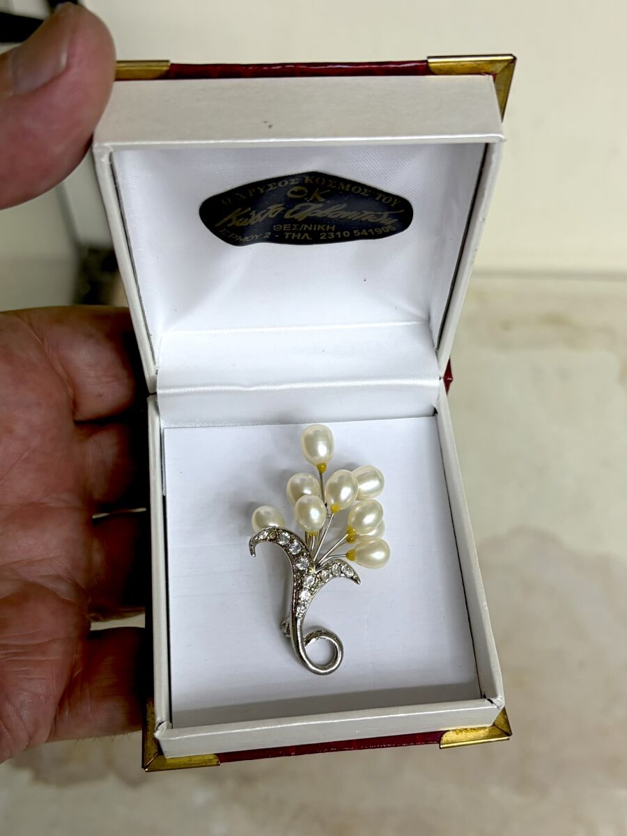 Brooch with 9 natural freshwater pearls… - € 65,00 - Vendora.cy