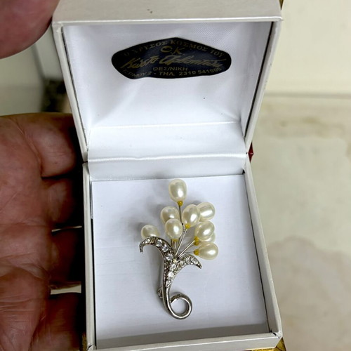 Brooch with 9 natural freshwater pearls and Swarovski crystals new