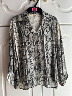 Pink Woman shirt lightly used, size S