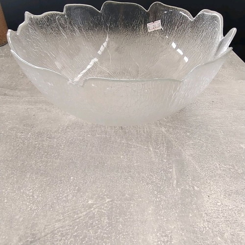 Bowl and three leaf-shaped plates like new with embossed details