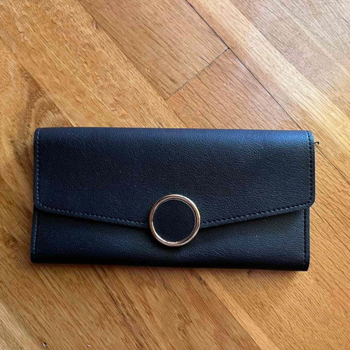 Black wallet used in excellent condition