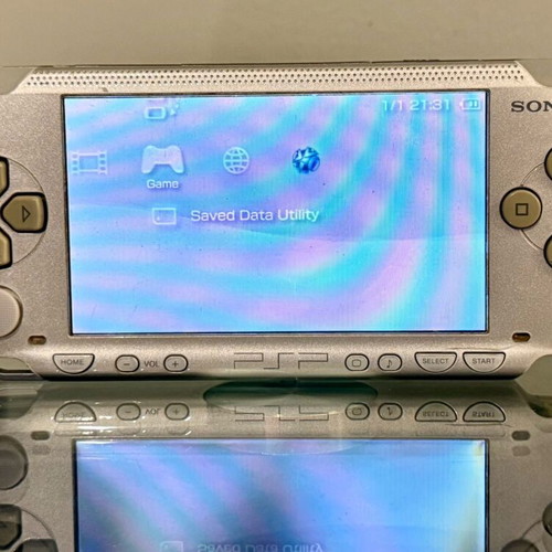 Sony PSP-1000 ασημί σαν καινούργιο με WiFi, μπαταρία και φορτιστή USB