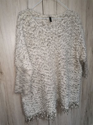 Πλεκτό πουλόβερ σαν καινούργιο με χνουδωτή υφή και κρόσσια, μπεζ