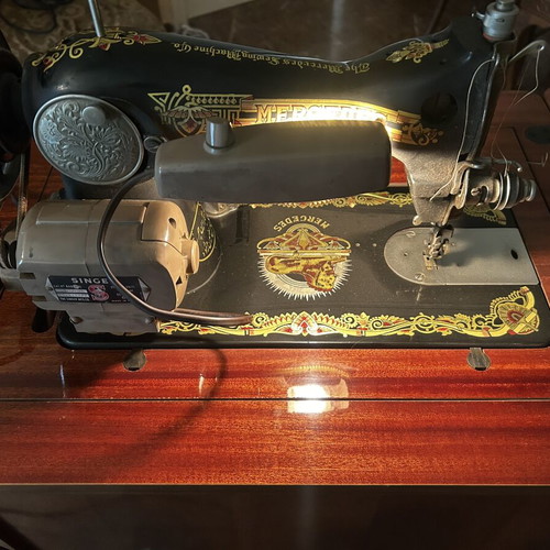 Mercedes sewing machine with cabinet like new, Singer system