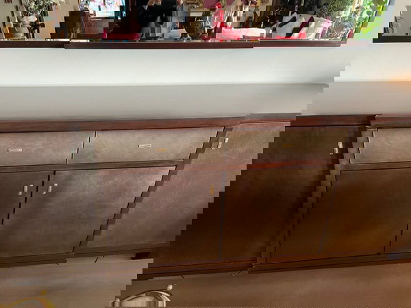Μπουφές ξύλο , σαν καινούργιος.   Μ:2,15 Π:0,47 Υ:0,91