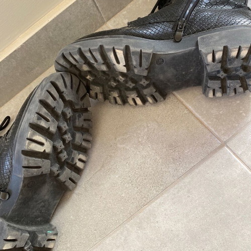 Black boots like new