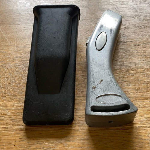 Professional aluminum carpet cutter used with belt holster