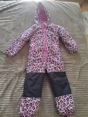 Sinsay Snow Suit 128 cm like new with hood and black gloves