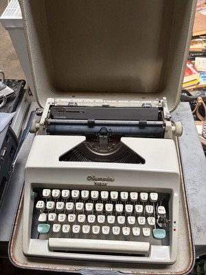 Olympia Monica typewriter 1960 like new with case