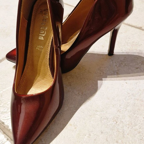 Patent leather burgundy pumps like new with 10cm heel size 36