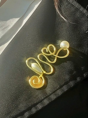 Handmade gold brooch with pearls new