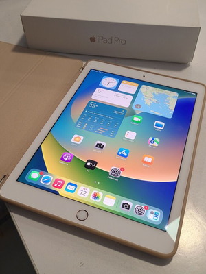 Apple iPad Pro 9.7inch 2016 128GB Cellular like new with case