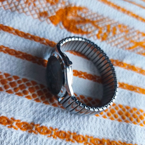 Q&Q Quartz watch with elastic closed bracelet silver like new