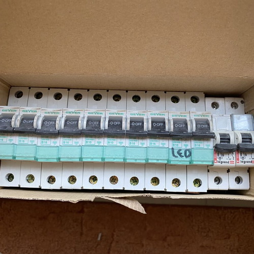 Geyer & Legrand automatic rail circuit breakers, pack of 12