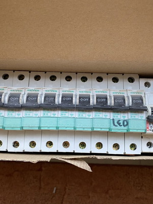Geyer & Legrand automatic rail circuit breakers, pack of 12