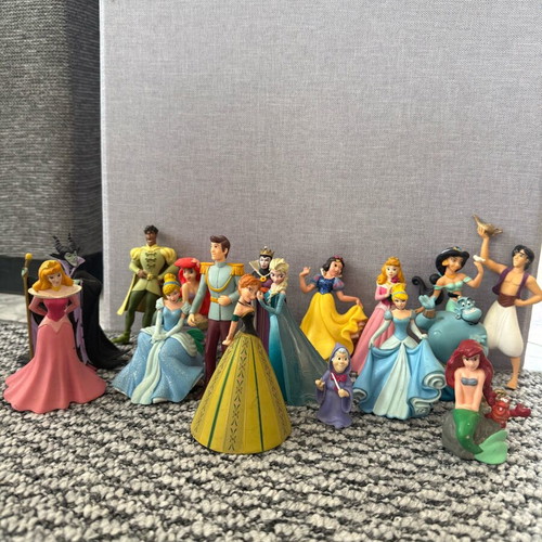 Disney figures set like new, pack of 17 authentic