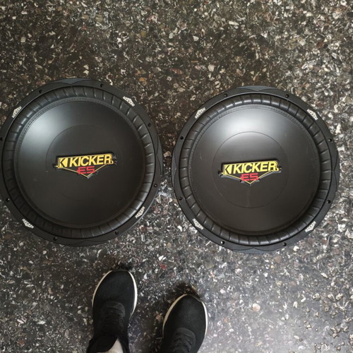 Kicker ES154 Subwoofer 15 inch like new, one coil needed