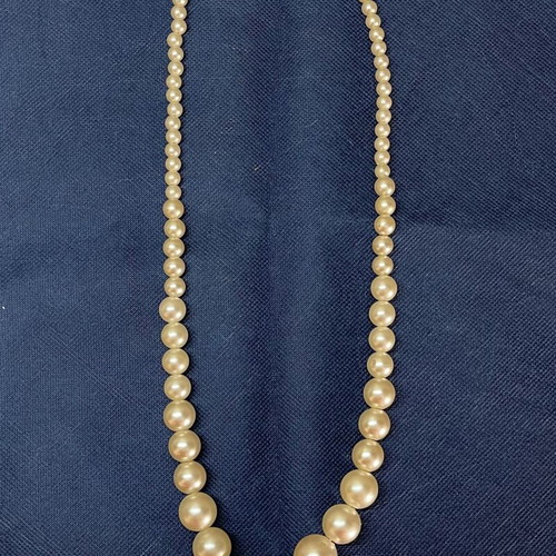 Vintage classic necklace with graduated faux pearls, like new