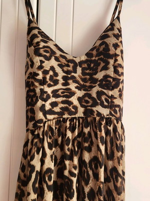 Long women's leopard dress like new, size L