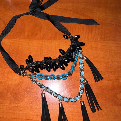 Stradivarius necklace like new, black and blue