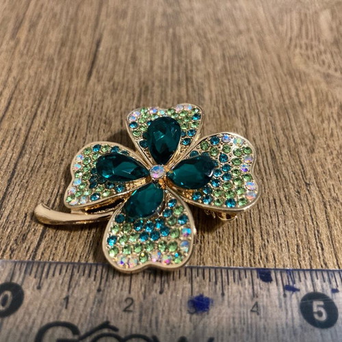 Clover pin emerald color like new, vintage